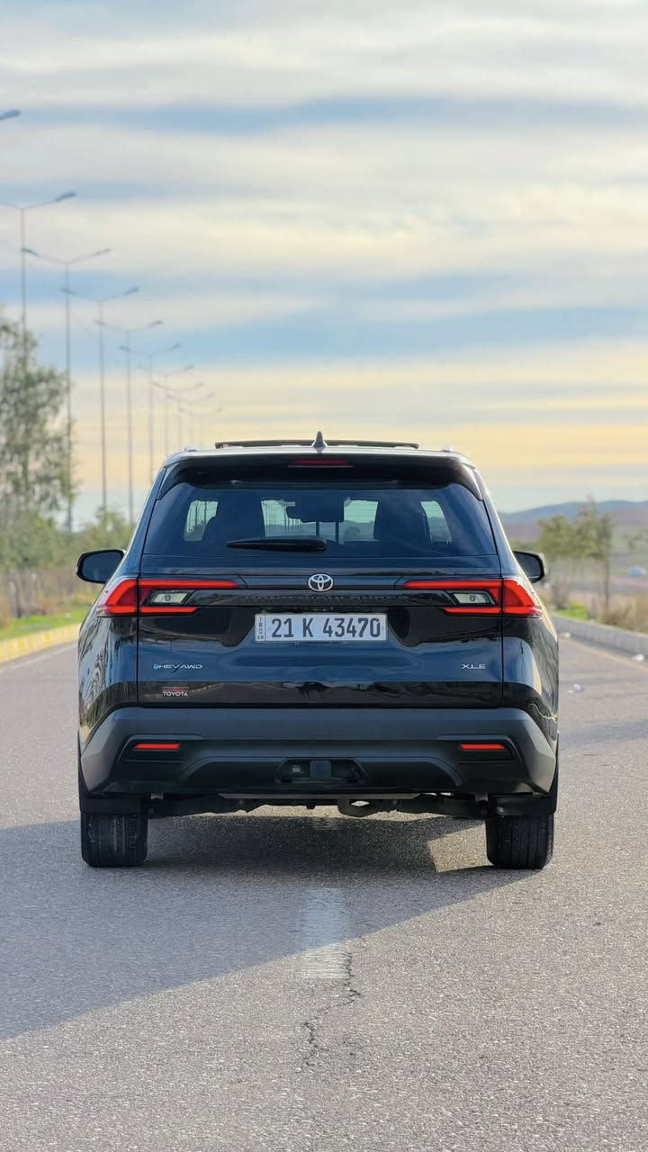 سيارة عائلية و سبعة راكب ( vip) و هايبرد ( اقتصادي) و دبل اكسل و بانوراما
.
Toyota Grand highlander 2024 
.
XLE - AWD - hybrid 
ماشیە ٢٠ الف مایل
.
• المحرك: 4 سلندر، سعة 2.5 لتر (هايبرد).
• القوة: 245 حصان.
• نظام الدفع: دفع رباعي (دبل اكسل / AWD)
.أنماط قيادة متعددة (Sport - Eco - Normal).
• المقاعد: 3 صفوف من المقاعد (تتسع لـ 7 ركاب).
.کشن vip
مقاعد جلد.
مقاعد كهربائية
تدفئة المقاعد الأمامية والخلفية.
. مقاعد الصف الثالث مرتفعة ومريحة.
صندوق خلفي كهربائي
شاشة كبيرة مقاس 12.3 إنش.
گیج دیجیتاڵ
دعم نظام كاربلاي (Apple CarPlay).
منافذ Type-C متوفرة في جميع الصفوف الثلاثة
. رادار كامل (Full Radar).
فرامل تلقائية (Auto Brake).
نظام قراءة علامات المرور
رادار المرايا الجانبية لنظام كشف النقاط العمياء (Blind Spot Monitor).
المرايا: مرايا جانبية مدفأة (Heated Mirrors).
أضواء أمامية LED.
ويل مقاس 18 إنش.

سیارة بدون صبغ بس شوي pdr من چاملغ و من صندوق شویە بارد سونار موجود اي واحد یرید ادزلە ـ رقم شاصي :
5TDACAB58RS017603
.
سعر السيارة ٣٨٠ ورقة و بي مجال بسيط 
.
***********
