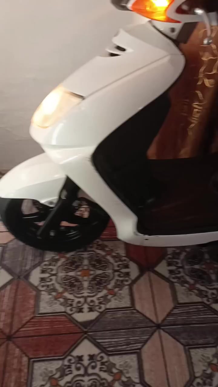 السلام عليكم اخوان عندي دراجه سكنس ياباني بنزين خطين نظام سرقه ستاند كهربائيه الدراجه  كفاله عامه 950 وبيها مجال للطيبين وهذا رقم تلفوني ***********
