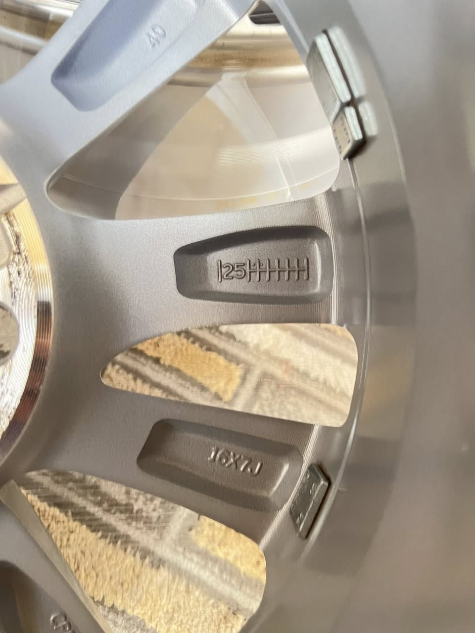 السلام عليكم 🫡 شباب
للبيع تخم ويل كروم كورلا تجميع صيني موديل (2025) شكل خليجي (حجم (16) بلادي شركة 

اصلي حيل نضيف 

ويه تخم كصب بلادي مال حساس 

مال سياره ماشيه (18) 

بدون عواج بدون تعديل بدون لحيم بدون كسر بدون صبغ 

السعر (325) الف او بي مجال للطيبين 

عنوان كركوك  رقم موبايل 📲 ***********
