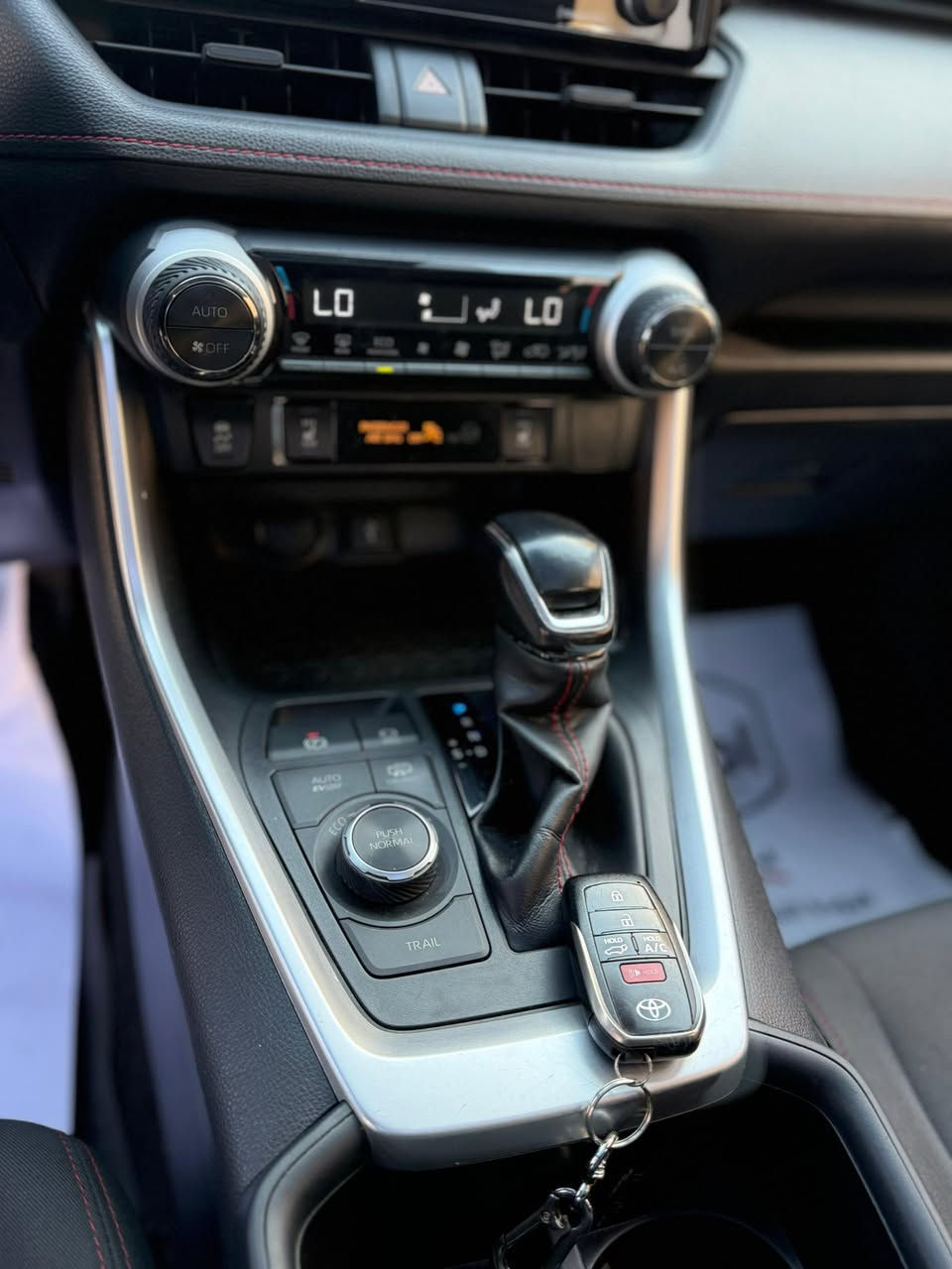 السلام عليكم تيوتا راف فور SE PRIME - PLUG - IN - HYBRID
رقم كربلاء الدولي تحويل مباشر 
الموديل : 2022 
عداد المسافه : 47 الف mill
حجم المحرك : 2500 هايبرد +كهرباء
 الضرر : باب خلفي يمين تبديل نفس اللون بدون دواخل ايرباك برده طاك ومصلح سستم 

المواصفات SE PRIME .. ✔️
فتحة سقف - بصمة تشغيل وابواب 
تشغيل عن بعد - تبريد قطعتين - فور ويل
صندوق كهرباء - كرسي سائق كهرباء 
مقاعد تدفئه اماميه + خلفيه + تدفئه ستيرن
لايت زينون عدسة تحكم كهرباء 
لد نهاري ليلي - هاند بريك كهرباء 
السياره جدا نضيفه سبير مانازل وأرضيات الشركة ربل كامله مع كتلوكات الشركة ✅
((السعر270ورقه ))
مكان السياره كربلاء 
للتواصل ***********
