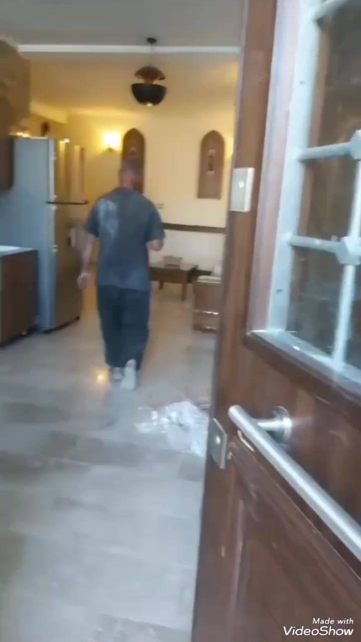 بيت للبيع طابقين مسلح مساحة ١٧٥ متر واجهة ١٠متر نزال ١٧/ونص يحتوي على كراج + مدخلين صالة كبير مع صحيات  + مطبخ كبير + غرفة نوم سويت كامل + منور على عرض البيت الطابق الثاني ٣غرف نوم كبيرة  +  صحيات + صطحين اشتايكر البيت نظيف جدا فول في منطقة الوشاش قريب على شارع بلدية وحدة المنصور طابو صرف شارع عريض مع رصيف  اي استفسار تليفون ***********واتساب ***********واتساب ***********او مراجعه مكتب الخبير للعقار ومن الله التوفيق
