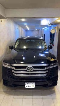 لاندكروز 2024 بريم لمتد اصلي عداد المسافة : 14 الف كم  مكفولة كفالة عا...