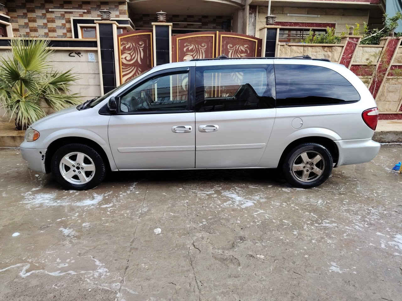 دوج كرفان 2005  كشنات بلع سياحي 3قطع تبريد ثلج أبواب كهربائي  كابون بانزين  بسمي سنويه 2030 محرك 3300 شرط مكينه وكير *********** Singapore
