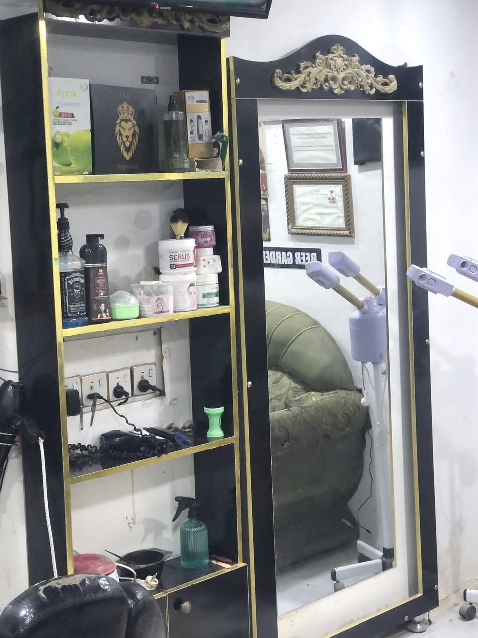 مرايات حلاقه معه ارفوف  نضيفات السعر 150وبي مجال رقم الهاتف ***********
