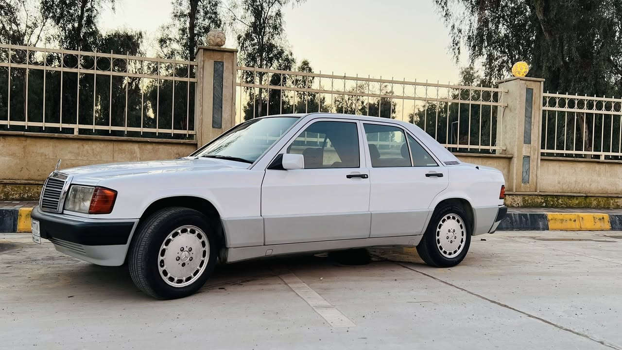 السلام عليكم ميرسيدس 190 موديل 1991 محرك بلادي 4سلندر گير عادي تبريد شغال فتحة سقف 
سيارة جديدة ما ناقصها مال بيت 
بيها شاشة وكاميرا وكاميرا داش كام 
مصبوغة عام جمالية بدون حادث
رقم نينوى بأسمي صارلها اكثر من 10 سنوات 
رايدها ب 78 وبيها مجال 
شراي خابر وتدلل *********** 
مكان السيارة موصل
