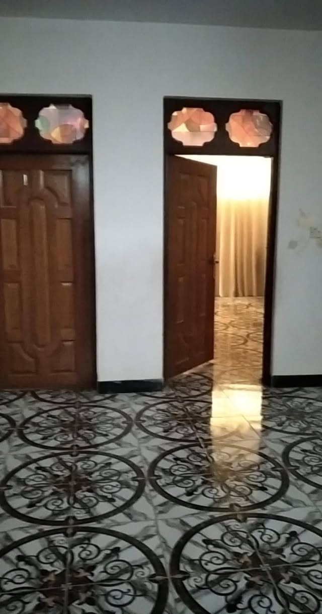 بيت للبيع شارع 80 طريق شريفه الجديد زراعي سند25 المساحه ١٥٠طابقين اربع غرف نوم ومطبخ وهول وصاله وحمام فوك وجوه اي استفسار الاتصال ***********
