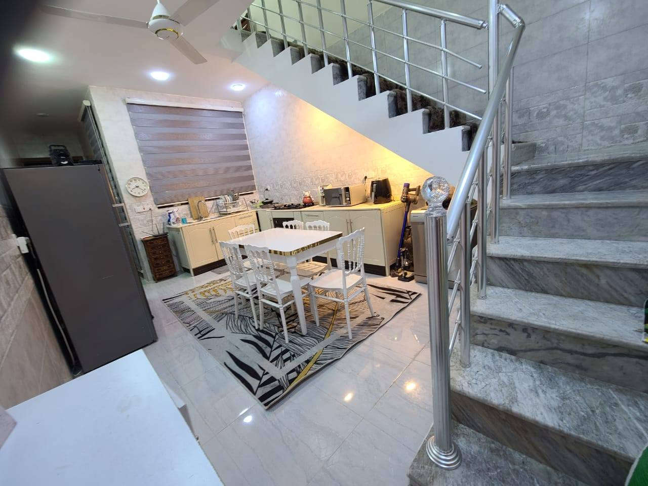 دار ١٠٠م للبيع بسعر ٢٠٠مليون فقط العنوان حي الجهاد ديوان المخابرات الواجه ٤نزال ٢٥ يحتوي على ثلاثة غرف نوم وصاله ومطبخ وخدمات للاستفسار *********** ابو يوسف
