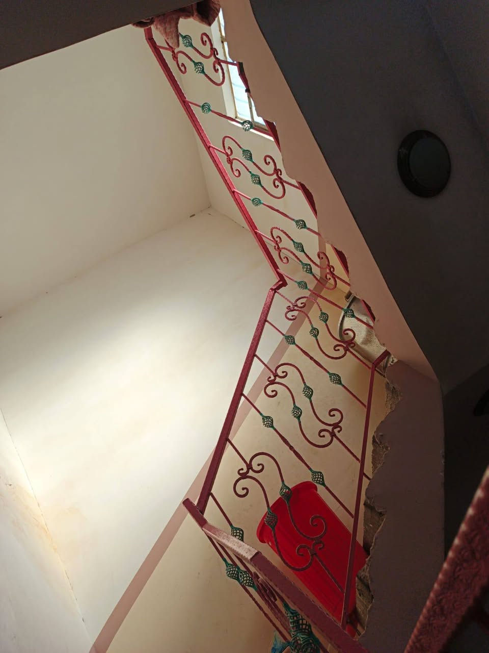 السلام عليكم
دار للبيع مساحة ١٠٠م طابقين ،اربع غرف
الموقع:الحر الصغير ،الفرع المقابل اسواق السلطان(فرع المدارس)
السعر:88 وبيه مجال 
للاستفسار:***********

