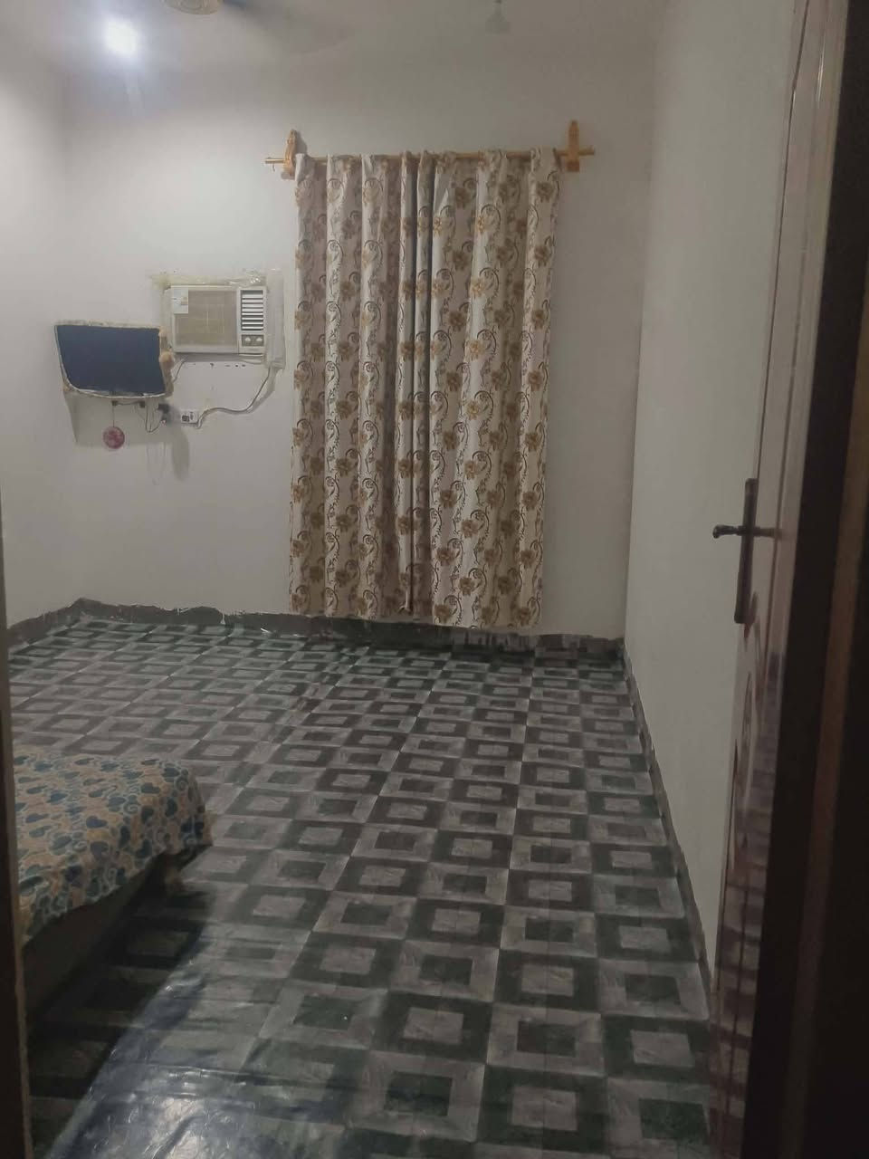 بيت البيع مساحته 150 يتكون من غرفتين وصاله مطبخ وصحيات داخليه منور صحيات خارجيه ستقبال  بيت عوزه مخمر سيراميك يبعد عن شارع 70 متر الصخين مقابل شارع المصطفى
مكتب الأفق للعقار والمحاماة شارع بغداد تقاطع الازدهار 
*********** 
السعر 45
بيت البيع مساحته 150 يتكون من غرفتين وصاله مطبخ وصحيات داخليه منور صحيات خارجيه ستقبال  بيت عوزه مخمر سيراميك يبعد عن شارع 70 متر الصخين مقابل شارع المصطفى
