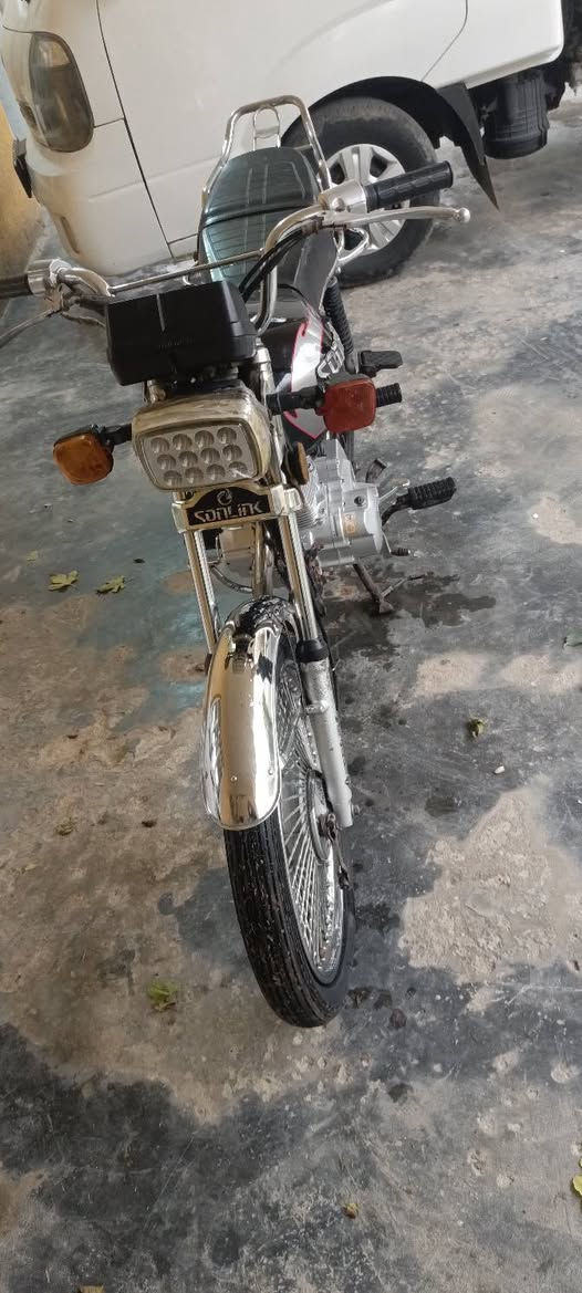 السلام عليكم  دراجه لبيع اوراق كامله دراجه نضيفه محرك جديد كهربايات كامله العنوان جبله السعر 500 الرقم واتساب ***********
