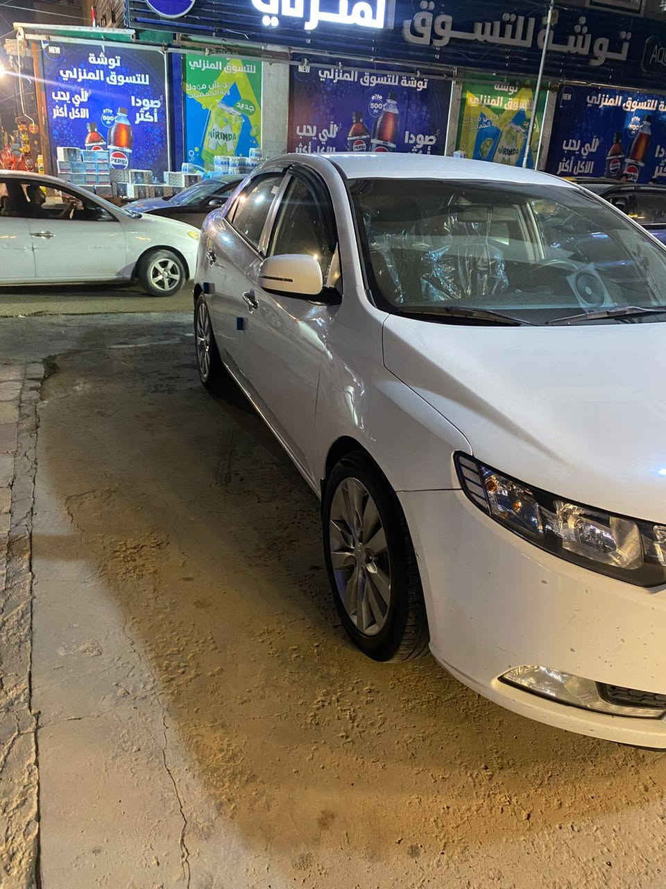 السلام عليكم
سيراتو خليجي 2013
رقم اربيل
بيها 3 قطع صبغ 
تبريد ثلج🥶
مكينة دوش 2000 وكير مكفولات
ماشية 185
صدؤ امامي خلفي جديد
تخم تاير جديد
تحويل مباشر 
مكاني بغداد الدورة 
السعر 98 وبيها مجال***********
