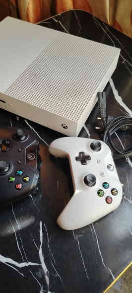 السلام عليكم
Xbox one S اصدار 2016 للبيع جهاز نضيف كلش ما مفتوح ولا داخل صيانه ويا جوستكات عدد 2 اصليات وكيبلHD واير تشغيل 
جهاز نضيف كلش مكان نجف حي ميسان *********** السعر 200 وبي مجال
