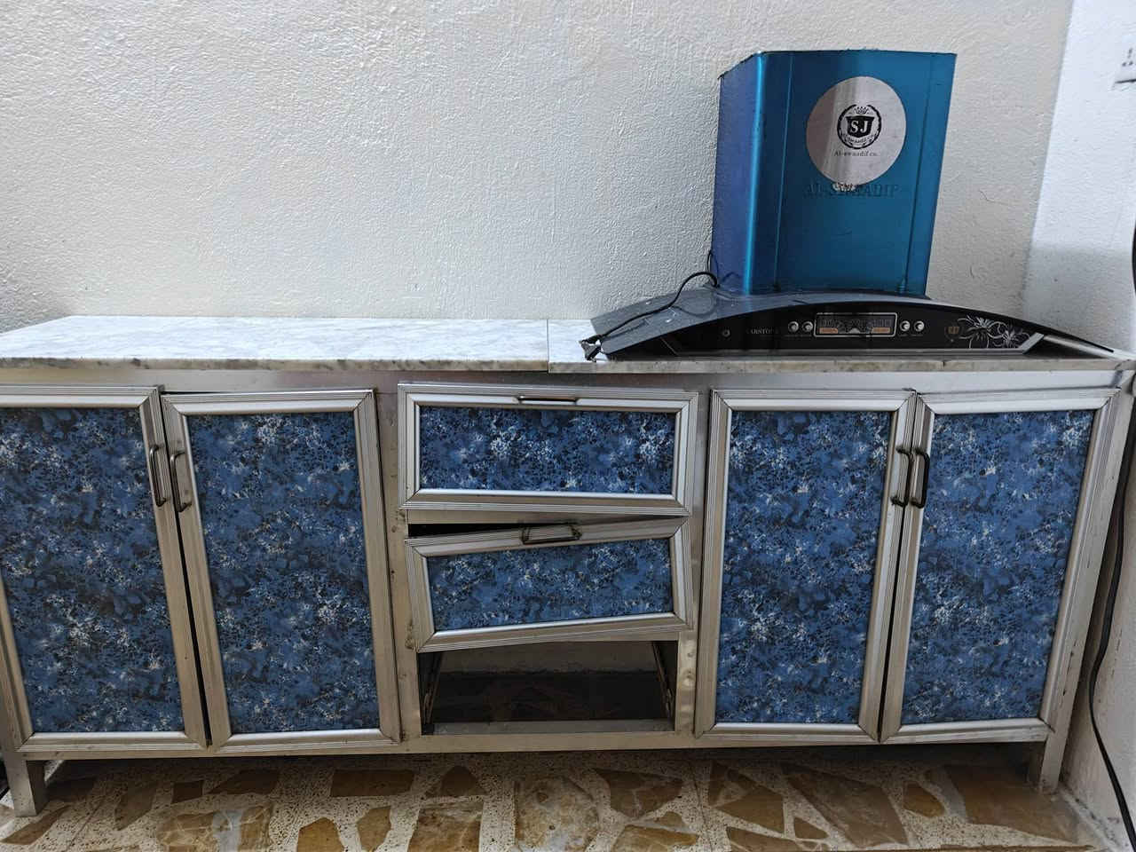 غراض مطبخ للبيع
1- ( كاونتر المنيوم + سنك ) فقط جرارات الكاونتر خربانه الباقي شغال و نظيف ( 200 الف مع السنك )
2- (طباخ) مثل ما واضح بالصورة تحتاج تنظيف فقط + رجليها مكسورة ( شغالة طبيعي - 100 الف )
3-( شافطة ) شغالة و نظيفة (80 الف ) 
4- (باب بدون جرجوبة) قياس 190 ب 80 ( 30 الف ) 

مكان بصرة حي الاصدقاء خلف مدارس الفضل الاهلية 
واتسابي - ***********
