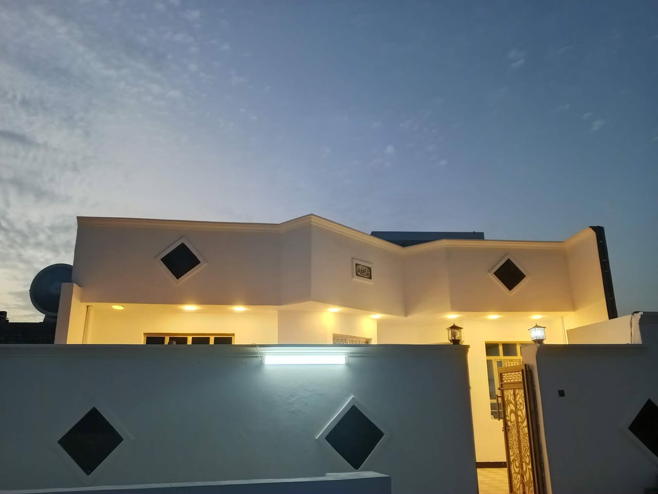 @إشارة الدار معروض للبيع مساحته ٢٠٠متر واجه ١٠ ونزال ٢٠ حديقه خارج وداخل بناء حديث بعده مامسكون متكامل من كلشي شارع ١٠ قرب مجمعات سكنيه وشارع ٤٠ المؤدي إلى جامعت الأنبار البيت مطبك شتايكر + مشين بي معامله تطويب وكل اولياته موجوده بالبلديه سعر المطلوب ٦٥ وبي مجال+ لايوجد بيع قسط ولا مراوس فقط بيع بالنقد اخوان والي يريد البيت يجي يشوف البيت ويكعد ويه صاحب الملك ويعامله اني غير مخول بالعمله وربي يسهل للجميع استفسار اكثر اتصل *********** |***********
