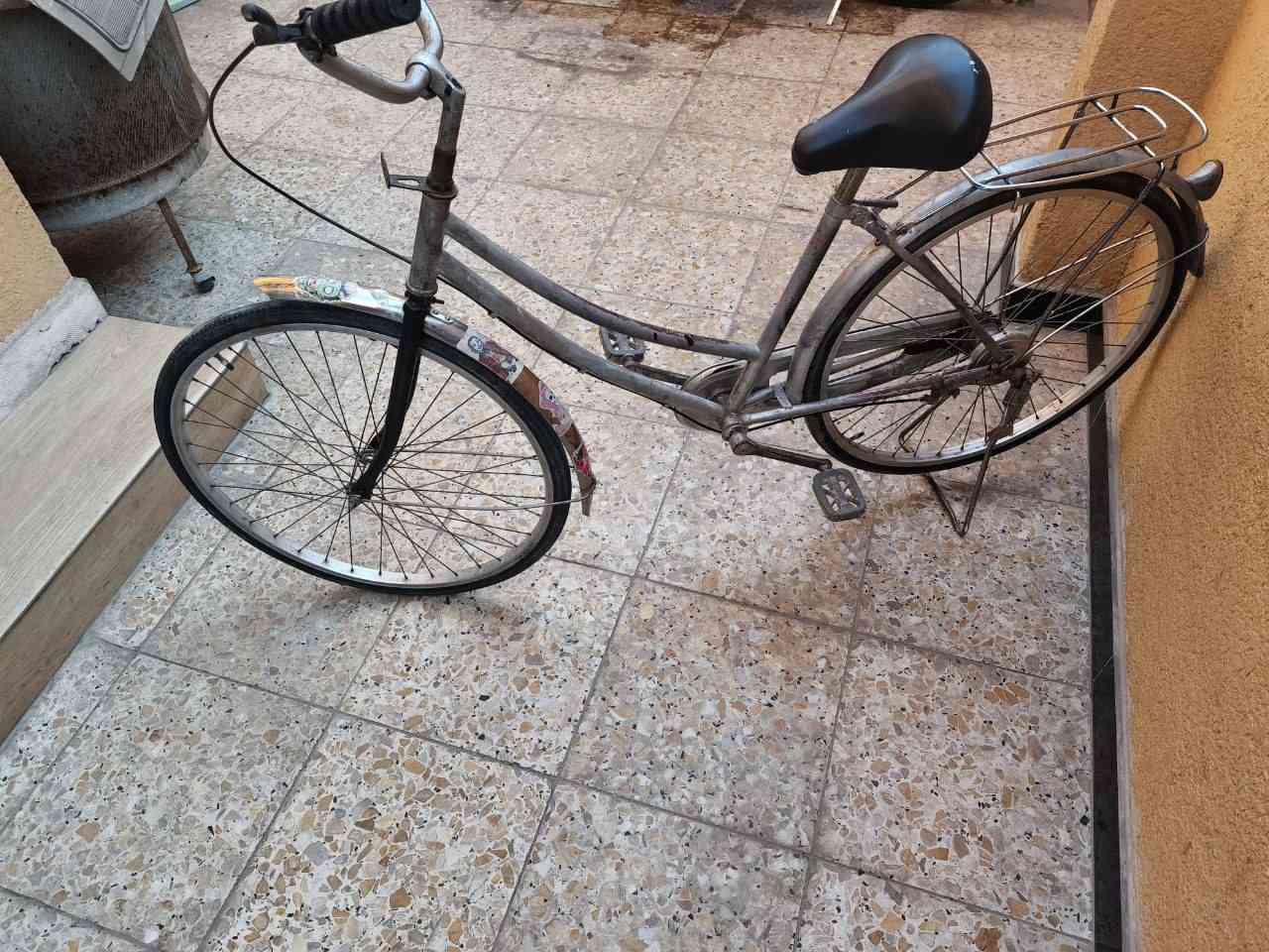 بأيسكل للبيع كلشي شغال بي الصبغ مالته طايح عندك السرج نضيف وعندك البريك بل مكان مابي اي ملعب سعره 50بي مجال مكاني بصره صبخة العرب 
رقم *********** البصرة, العراق
