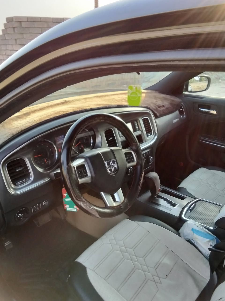 السلام عليكم ورحمه الله وبركاته جارجر للبيع موديل 2011سيارة نضيفة وجاهزة بيهة باب السايق صبغ فقط للاستفسار الاتصال على الرقم ***********
