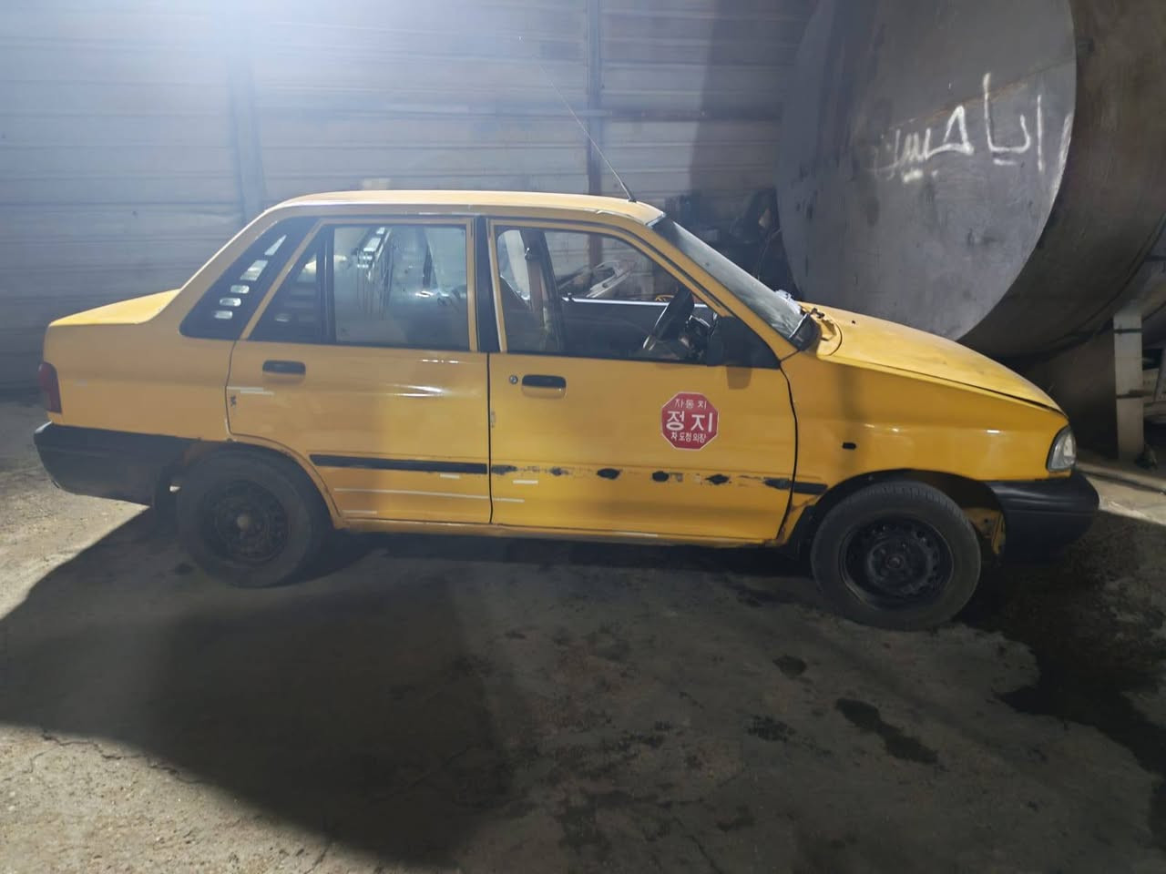 السلام عليكم سايبه   2012 للبيع عليه غرامه ٢٠٠ الف وهيه ١٥٠ عارظه ١٦ الغرامه تنزل من السعر وبيه نواقص بصيطه السياره شغاله صدر جديد تايرات جدد مشط ستيرن جديد ***********
