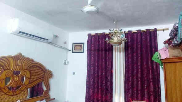 بيت مساحه ١٥٠ متر  واجهه ٧ونص يقع ع شارع عشرين قرب شارع الحمداني طابقين ٤ غرف نوم المحموديه حي العسكري الجديد ال ١٨  شارع الشيخ جاسم  السعر ١٢٥ مليون وبي مجال 
الامراء للعقار *********** واتساب ***********
