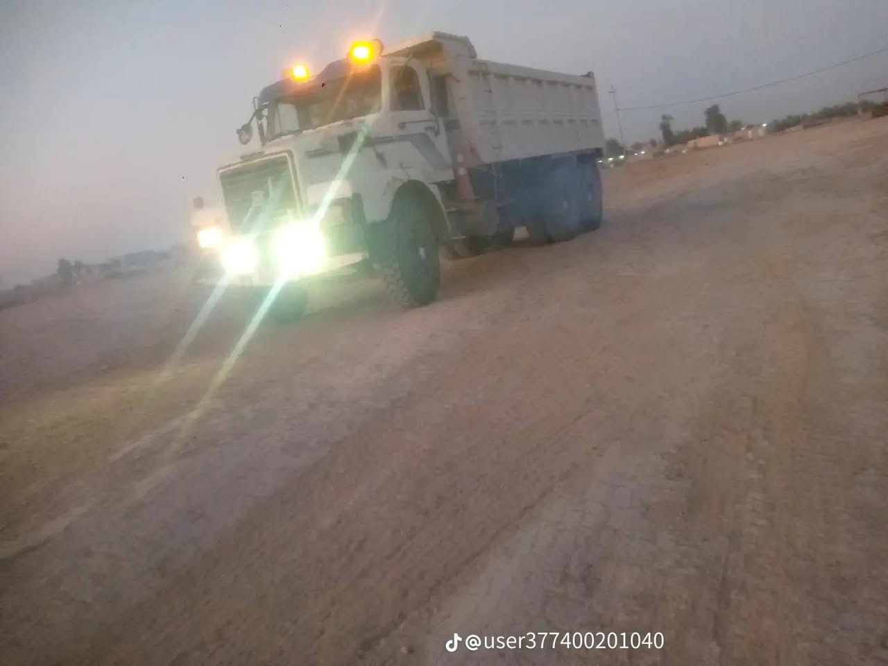 السلام عليكم فولفو اثنى للبيع موديل 89تخم تاير كير 1900 3/3 مكينه 22 مجموعه النكي جديده شاصي جديد كفاله عامه  بدي صغير تفصال بلچيس كبل للشارع مانقصه شي قلاب مايلر رقم ‏‪***********‬‏ و *********** أو مراوس البي 80 وفوك والفرق حسب الاتفاق
