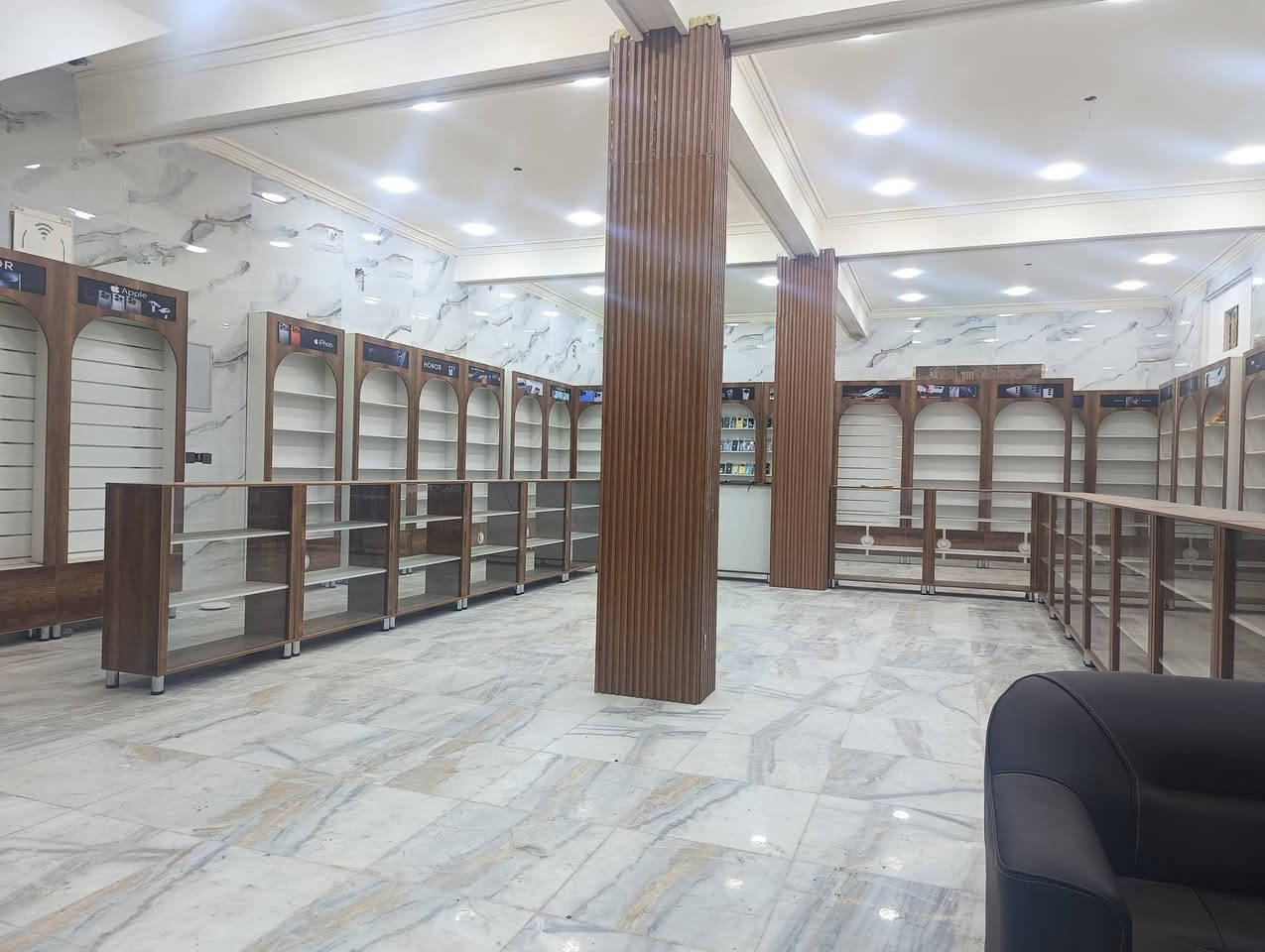 السلام عليكم فاتيرينات للبيع وميوزه بغداد العبيدي 
قياس الفاتيرنه متر في مترين ونص وميز قياس متر وارتفاع متر  العدد 30 فاتيرنه والميوزه 15 وميز رسبشن مترين في متر.  سعر القطعه الوحده 125. ماعدا الميز 500....واتساب ***********
