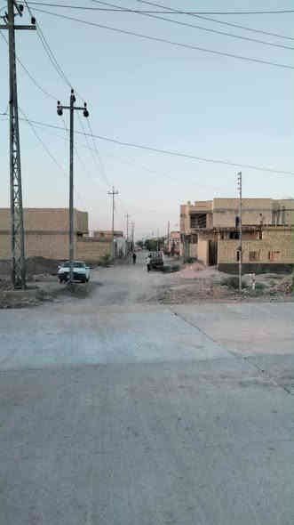 السلام عليكم 
بيت زراعي للبيع بلوك كهربائيّ عكادةالمساحة 400متر20×20طابق واحد
ديوانية12×4مع طارمة مع تواليت معزولة عن البيت 
3غرف كبيرة مساحة كل غرفة 5×4
استقبال داخلية 5×4للاهل والاقارب
مدخل البيت طول 3/50عرض 2/50
صالة طول 7و75عرض 4
مطبخ 4/4
حديقة داخلية على طول البيت4×20
حديقة خارجية متر على طول البيت 
كراج سيارة يتسع لسيارتين 
مكان مخصص لتربية الدجاج والطيور
حمام داخلي +تواليت عدد2
درج حديد خارج البيت 
درج داخلي 
ماء سيح +كهرباء +مولد 
شارع 10متر يبعد عن الشارع السايدين الجديد 150متر
مكان كلش حلو ومرتب مع العلم المنطقة مشمولة بالطابو وكافة الخدمات قريبآ
وحاليا يشتغلون بالشارع السايدين 
الياخذه مو خسران والله العظيم 
العنوان منطقة الصخيين شارع علي الاكبر ع
السعر عل خاص بسبب الي يكسرون بلاسعار
***********
