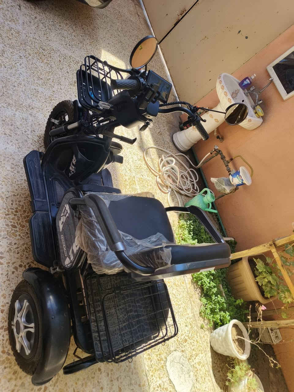 ❤️ دراجة شحن ثلاث عجلات korea mr موديل  2024❤️
🔥 السعر 600 الف وبي مجال بسيط 🔥
للاستفسار  :
***********  وتساب 
مكاني الموصل ، راسلني وتساب حتى نتفق على السعر

تخدم كل الفئات العمرية والاحتياجات الخاصة والعامة
✅ متزنة ومستقرة بالقيادة كونها تضم ثلاث عجلات
✅ 5 بطاريات بسعة 60V20A
✅ موتور كبير بقدره 1000W
✅ قدره على حمل 130 كيلو .
✅ تحكم ثلاث سرع ، اقصى سرعة 50 كم/ساعة.
✅ القدره على السير بما لايقل عن 35 كيلو متر      
بالشحنة الواحده. 
✅ شاشة عرض LCD .
✅ نظام فلنج بريك خلفي وامامي .
✅ نظام سبرنكات ودبلات خلفي امامي لامتصاص الصدمات والسير بالطرق الغير معبدة .
✅ اطارات الحجم 10 300، گبات .
✅ تحكم ريموت ، وجهاز حماية ضد السرقة.
✅نظام اضائة متكامل .
✅كرسي رئيسي مريح جدًا ، منزلق للأمام والخلف ، القدره على حمل شخصين بالغين وكرسي طفل اضافي .
✅  صندوق خلفي لحمل الامتعة وسله امامية لحمل الامتعة .

باقي الموصفات موضحة بالصور.
