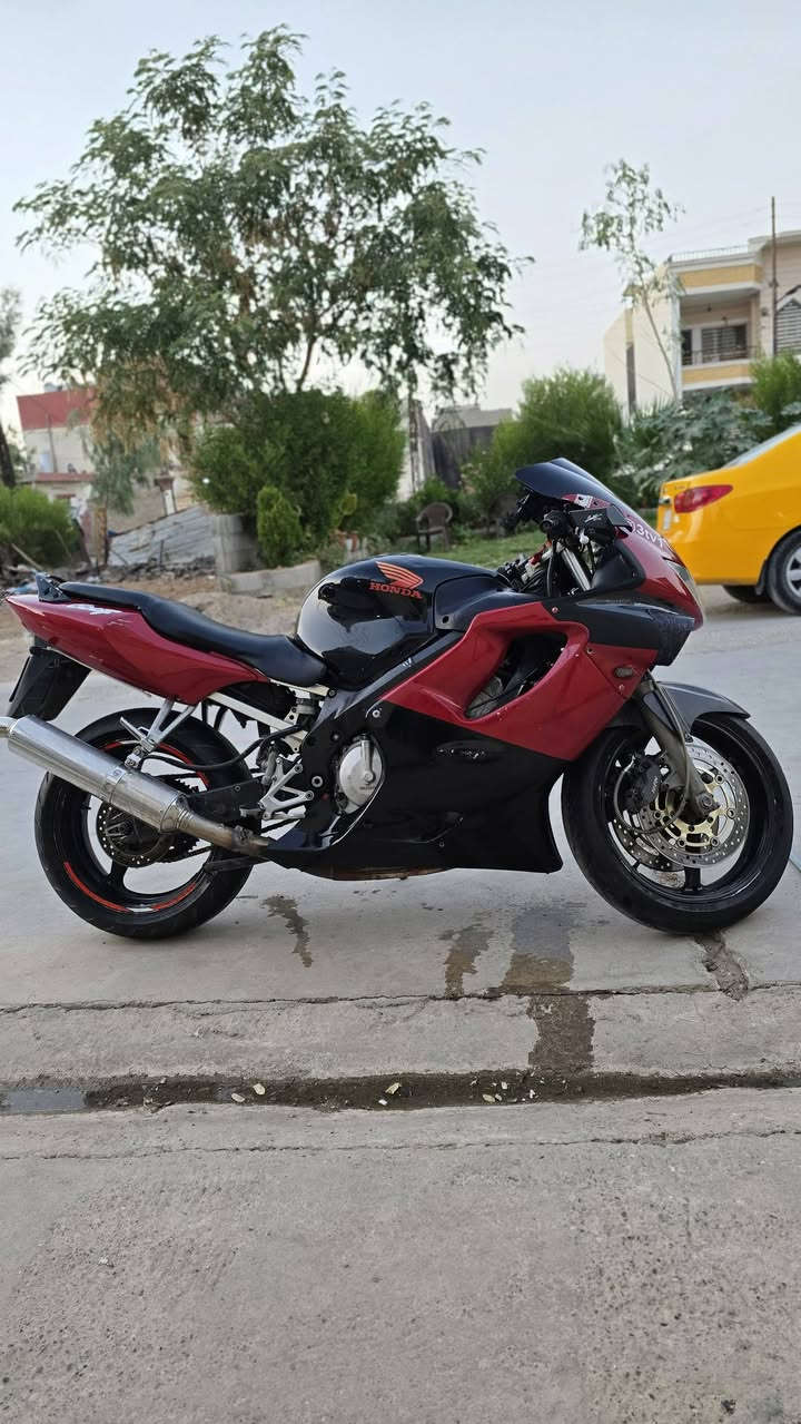 هوندا ٦٠٠ رقم وسنويه كركوك
سعرها ٢٢ محرك كبس 
رقمي بي واتساب 
***********
المو شراي لا يعامل رجاءٍ
سبب البيع ممتفرغلها
