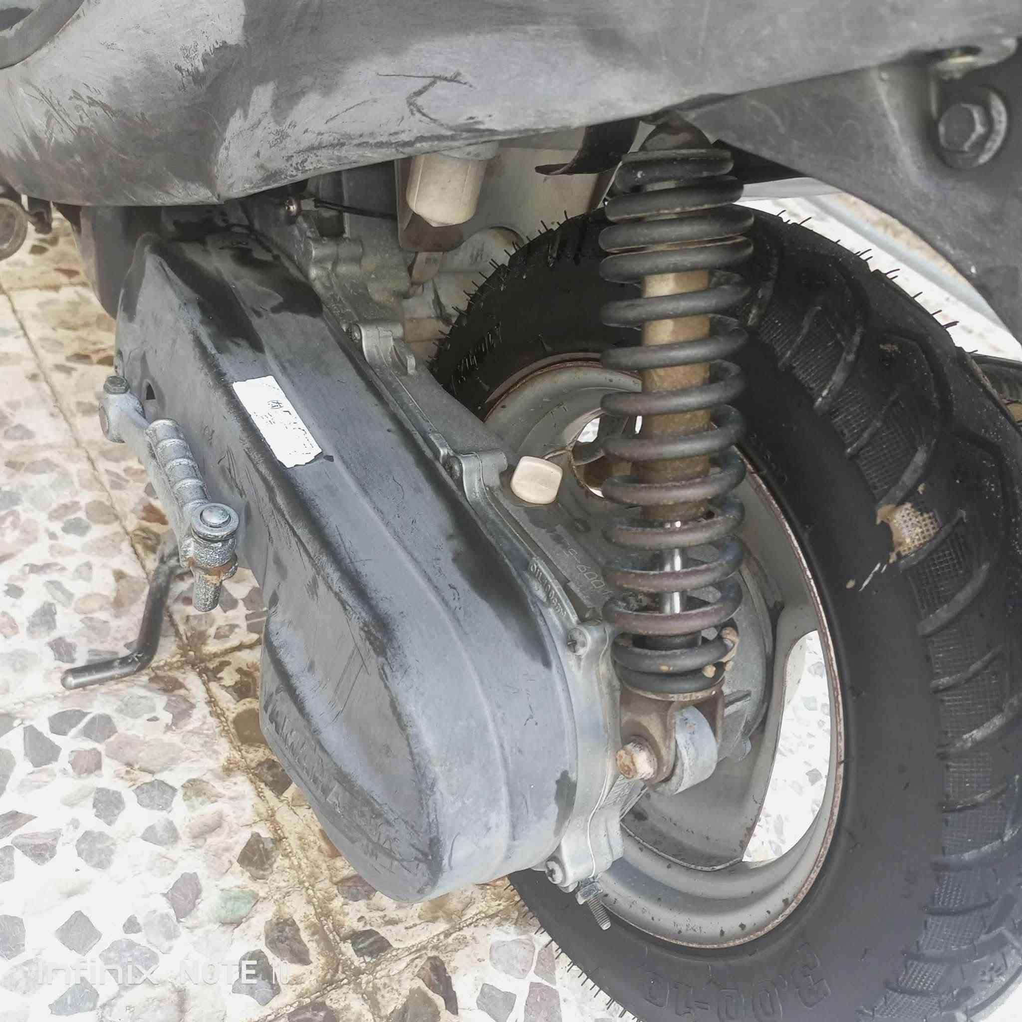دراجه نضيفه صارله 3أشهر  طالع من الحاويه كلشي مامفتوح بيها بعدها على وضعها ماعدا الكفر الكدام مبدل من اجت بلحاويه دراجه حلوه وافحص وين ماتريد بس لأن صار عندي ظرف فطريت ابيعه الله شاهد 
السعر خاص***********
