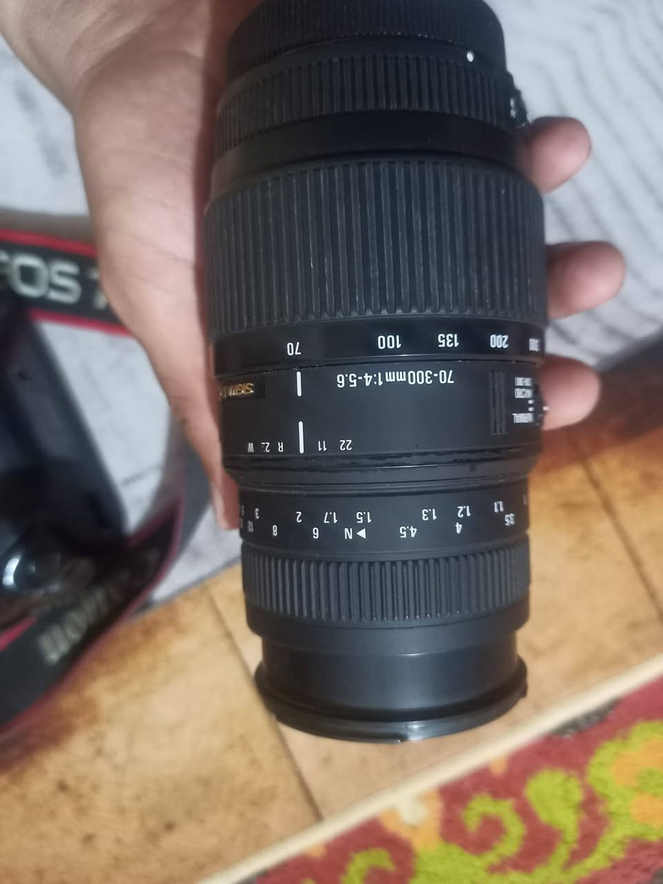 للبيع كاميرا احترافية غنية عن التعريف Canon EOS 70D نظيفة جداً وجاهزة للاستخدام المباشر الباكيج متكامل ولا تحتاج لشراء أي قطعة إضافية (مثالية للمبتدئين المحترفين وصناع المحتوى)
📦 الملحقات والمواصفات الشاملة
​جسم الكاميرا (Body) كانون EOS 70D الأصلي يتميز بشاشة متحركة تفاعلية تعمل باللمس (ممتازة لتصوير الفيديو والـ Vlogs)
​قبضة بطارية (Battery Grip / كرب) مرافقة للكاميرا لتسهيل التصوير العمودي وإعطاء مظهر احترافي وثبات أعلى
​العدسة الأولى عدسة زوم وتقريب Sigma 70-300mm f/4-5.6 (ممتازة لتصوير الطبيعة والرياضة)
​العدسة الثانية العدسة الأساسية Canon EFS 18-55mm (مثالية لتصوير البورتريه المناظر الطبيعية واليوميات)
​الطاقة والذاكرة
​بطاريات عدد (2) أصلية لتكفيك في جلسات التصوير الطويلة
​كارت ذاكرة (رام) عدد (2) لتخزين آلاف الصور ومقاطع الفيديو
​شاحن الكاميرا الأصلي
​الحزام الأصلي للكاميرا (Canon EOS 70D)
​الكرتونة الأصلية الخاصة بها (Box)
​أغطية الحماية الأمامية للكاميرا والعدسات
للبيع كاميرا احترافية غنية عن التعريف Canon EOS 70D نظيفة جداً وجاهزة للاستخدام المباشر الباكيج متكامل ولا تحتاج لشراء أي قطعة إضافية (مثالية للمبتدئين المحترفين وصناع المحتوى)
#السعر550
العنوان النجف الاشرف
***********
