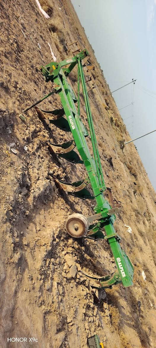 سلام عليكم فدان للبيع حجم 16خماسي مكفول المكان طريق سيد احمد الرفاعي ***********
