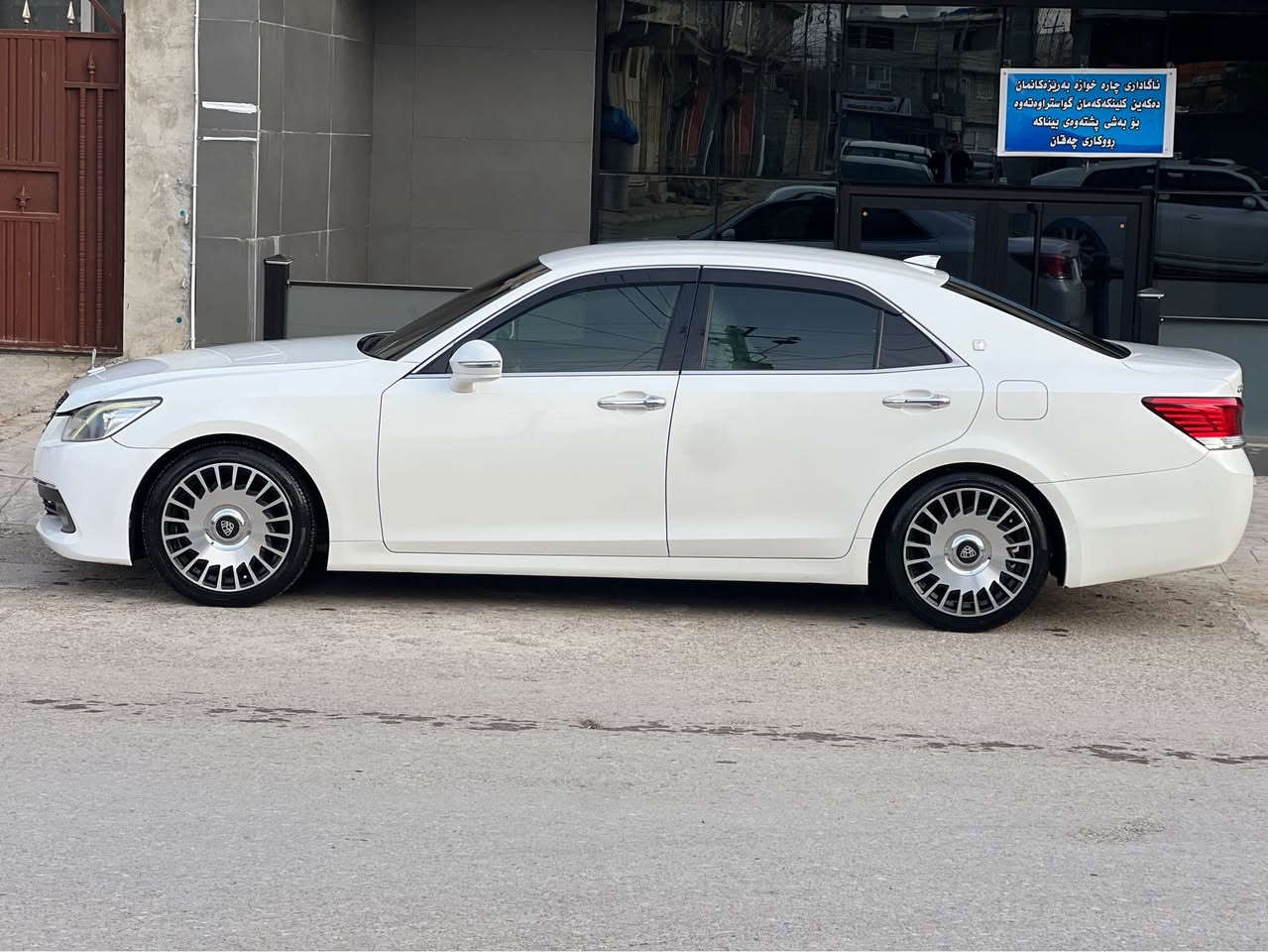 Toyota Crawn model 2016
سەیارەکە  ساخە زۆر لۆکە
چاڵو شوختی نیە
چوار تایەی تازە
دەبڵ ECO یە 
هەمو گیانی لمتدە 
 ٣ ئەوەنەی ناو ڕەسمەکە جوانترە
پەڵەیەک بۆیاخ بە بۆنیدیەوەیەتی 
 یەک ٢٥٠ ی مەسرەفی نیە
ڕۆنی تازە گۆڕاوە
وەسفی ناوی سەیارەکە بیانو بڕە
گەر موشتەری نیت تکایە سەر خۆتو منیش مەیەشینن
 سعری ١٣٠ گەڵایە
ئەوەیش ژمارە تەلەفون
***********
ڤایبەرو وەتس ئەپیشی لەسەرە 
وەسەلام حلبجة, السليمانية
