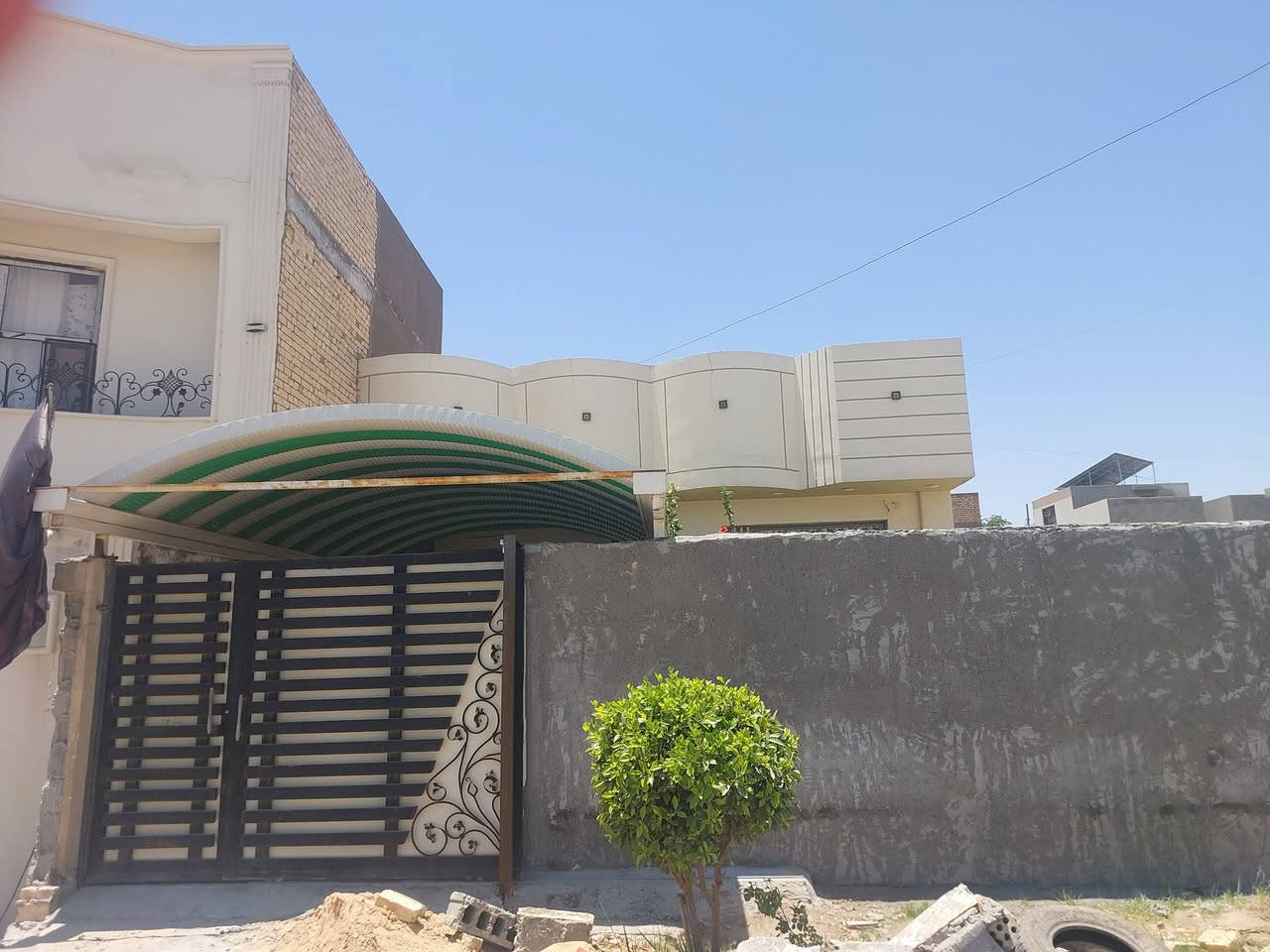 السلام عليكم بيت طابو صرف للبيع رابع بيت عن الشارع العام على طريق الزوار بناء حديث كل طابوك جمهوري نهايه ٢٠٢٣ بنائه البيت البيت بسمي مداور ثاني يوم مساحه البيت بسند 180متر واقع حال 200 م البيت مكون من غرفتين ومناور ثنين صاله ستقبال مطبخ مجمع صحيات حديقه كراج سياره مكانه حي السلام ملبيج غير متواجد ع الفيس للإستفسار اكثر اتصال ع الرقم ***********
