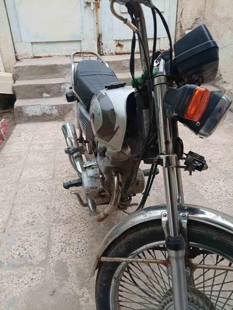 سلام عليكم دراجه ارشه 125ccاوراق اصوليه لون سلفر سعرها450 تواصل***********
