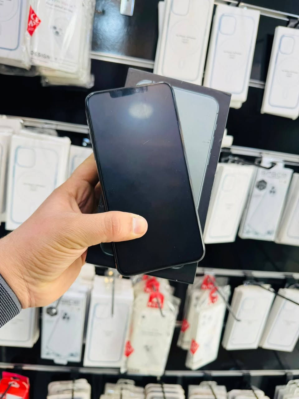 السلام عليكم 🫡
للبيع iPhone 11 pro max 
ذاكره 256 
بطاريه 78‎%‎ بلاد ابد ميصرف 
نموذج m
نضافه 95‎%‎ الجهاز ممفتوح ابد ولا مبدل بيه شي كله شغال مابيه اي خلل كامرات اتصال انترنيت صوت هزاز كله شغال مابيه خلل فقط بيه هاي النقطه الناعمه كلش ب الشاشه ممبينه ولا مأثره عليه ضمان الجهاز ملحقاته كارتونه وكفر ولزكه السعر قفل 280 الف مكاني بغداد مدينه الصدر رقمي ***********
