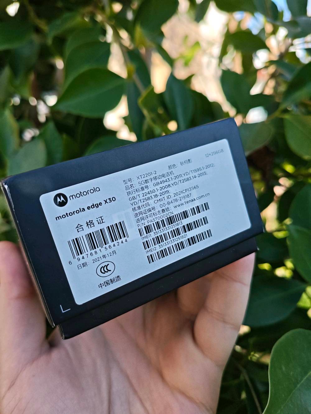 #𝗠𝗼𝘁𝗼𝗿𝗼𝗹𝗮_𝗘𝗱𝗴𝗲_𝗫𝟯𝟬
#موتورولا_إيدج_𝗫𝟯𝟬














نسخة الصين (ما تدعم اللغة العربية لكن تكدر تضيفها او اني اضيفها للنظام).

❌#بيع_فقط❌

  [المعالج]
* العليا: 𝗤𝘂𝗮𝗹𝗰𝗼𝗺𝗺 𝗦𝗻𝗮𝗽𝗱𝗿𝗮𝗴𝗼𝗻 𝟴 𝗚𝗲𝗻 𝟭 (تكنولوجيا 𝟰 نانومتر)، وهو من أقوى المعالجات التي تضمن أداءً فائقاً في الألعاب والتطبيقات الثقيلة.
 * معالج الرسوميات: 𝗔𝗱𝗿𝗲𝗻𝗼 𝟳𝟯𝟬، يقدم تجربة ألعاب مستقرة على أعلى إعدادات.

* الرام : 𝟭𝟮𝗚𝗕 من نوع 𝗟𝗣𝗗𝗗𝗥𝟱.

* التخزين:  𝟮𝟱𝟲𝗚𝗕 من نوع 𝗨𝗙𝗦 𝟯.𝟭.

* نظام التشغيل: أندرويد 𝟭𝟰 (واجهة 𝗠𝗬𝗨𝗜 𝟲.𝟬) مع تجربة قريبة جداً من الأندرويد الخام، مما يضمن خفة وسرعة في التنقل.

[الشاشة]
 * النوع: 𝗢𝗟𝗘𝗗 تدعم 𝟭 مليار لون.
 * المقاس: 𝟲.𝟳 إنش بدقة 𝗙𝗛𝗗+.
 * معدل التحديث: 𝟭𝟰𝟰𝗛𝘇 (أعلى من معظم المنافسين الذين يكتفون بـ 𝟭𝟮𝟬𝗛𝘇).
 * الحماية: طبقة 𝗖𝗼𝗿𝗻𝗶𝗻𝗴 𝗚𝗼𝗿𝗶𝗹𝗹𝗮 𝗚𝗹𝗮𝘀𝘀 𝟱.
 * الميزات: تدعم 𝗛𝗗𝗥𝟭𝟬+ وسطوع يصل إلى 𝟳𝟬𝟬 𝗻𝗶𝘁𝘀، مع معدل استجابة للمس (𝗧𝗼𝘂𝗰𝗵 𝗦𝗮𝗺𝗽𝗹𝗶𝗻𝗴 𝗥𝗮𝘁𝗲) يصل إلى 𝟱𝟳𝟲𝗛𝘇، وهو أمر مثالي للاعبين.

 [الكاميرات]
 * الخلفية (ثلاثية):
 * الأساسية: 𝟱𝟬𝗠𝗕 مع مثبت بصري 𝗢𝗜𝗦 وتركيز تلقائي مزدوج البكسل.
 * الزاوية الواسعة: 𝟱𝟬𝗠𝗕 بزاوية 𝟭𝟭𝟰 درجة، وتدعم أيضاً تصوير الـ 𝗠𝗮𝗰𝗿𝗼 (الأشياء القريبة جداً).
 * العزل: 𝟮𝗠𝗕 لقياسات العمق.

 * تصوير الفيديو:  𝟴𝗞  𝟮𝟰/𝟯𝟬𝗙𝗣𝗦 ، و 𝟰𝗞 𝟲𝟬𝗙𝗣𝗦 .

 * الأمامية (𝗦𝗲𝗹𝗳𝗶𝗲):  𝟲𝟬𝗠𝗕 ، بدقة 𝟰𝗞.
 
 * البطارية: 𝟱𝟬𝟬𝟬𝗺𝗔𝗵.

 * الشحن:   بقوة 𝟲𝟴 واط (يشحن 𝟱𝟬% في حوالي 𝟭𝟯 دقيقة، و𝟭𝟬𝟬% في حوالي 𝟯𝟱 دقيقة).

 * الخامات: ظهر من الزجاج (𝗚𝗼𝗿𝗶𝗹𝗹𝗮 𝗚𝗹𝗮𝘀𝘀 𝟱) مع إطار من البلاستيك المقوى.

 * الصوت: سماعات 𝗦𝘁𝗲𝗿𝗲𝗼 مزدوجة مع دعم تقنية 𝗗𝗼𝗹𝗯𝘆 𝗔𝘁𝗺𝗼𝘀.

 * البصمة: مدمجة في زر الطاقة على الجانب.
 * الاتصال: يدعم  𝟱𝗚، 𝗪𝗶-𝗙𝗶 𝟲𝗘،  

مع كفر ولاصق شاشة و الباكيت والشاحن الاصلي 𝟲𝟴 واط.

_السعر: 𝟮𝟳𝟬 ألف مع مجال للشراي الجاد.
_توصيل فقط.
هل يوجد أي خدوش أو أضرار في الجهاز؟: 
لا. 
ما هي مدة الاستخدام لهذا الهاتف؟: 
اقل من 6 أشهر. 
هل تشمل الضمان؟: 
نعم. 
ما هو السعر المطلوب؟: 
270 ألف. 
أين يتم التسليم أو ما هي منطقتك؟: 
توصيل من اربيل لاي مكان بالعراق. 