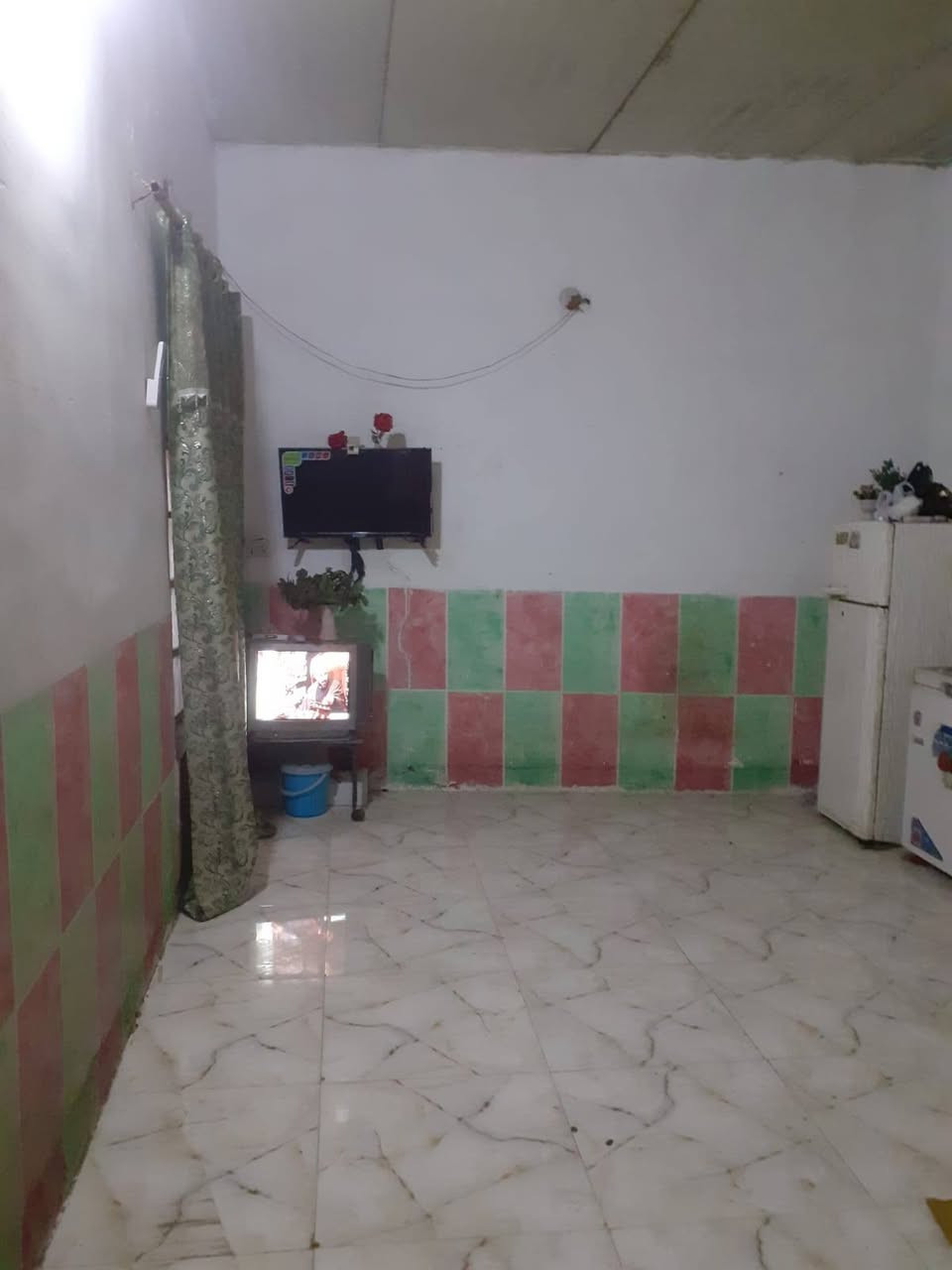 السلام عليكم بيت للبيع مساحة 200متر زراعي 
بناء بلوك وسقف سندويش بيت نضيف العنوان مقابل مركز الشرطة ***********
