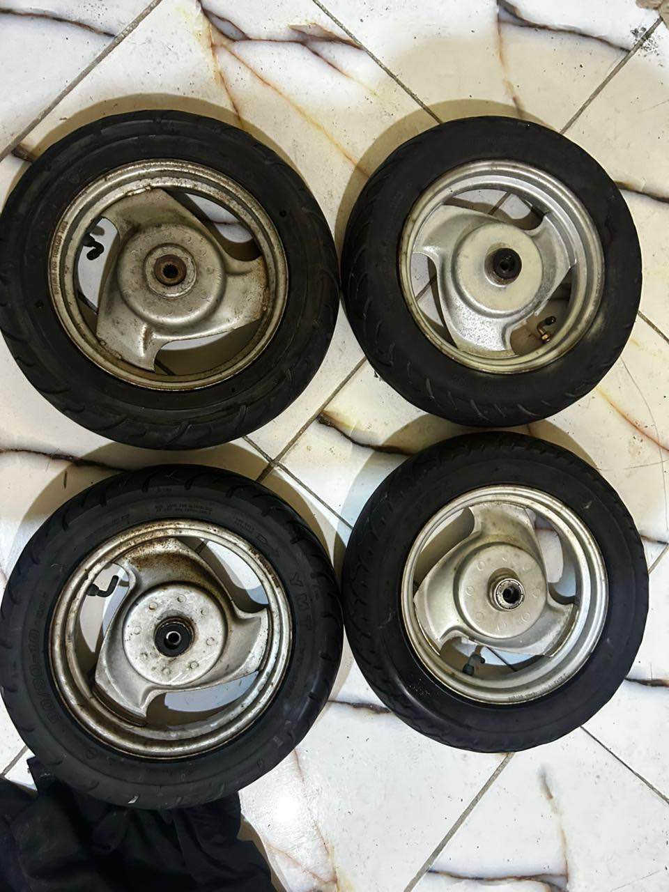 وياله وتايرات حاويه 
سعر التك 25 سعر الزوج 45 
جمله ومفرد   
تلفون 
*********** البصرة, العراق
