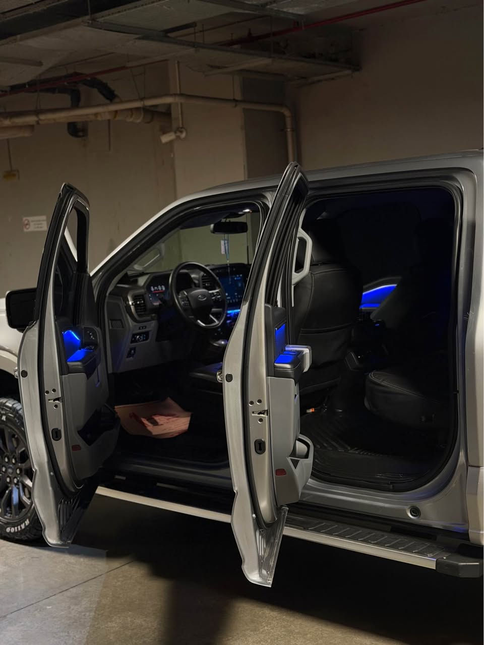فورد اف-150 موديل Ford F-150 2024 V6 ) 2024)
المواصفات: السيار محولة بالكامل إلى Lariat (بدون بانوراما)، جير أرضي،
عداد : ١٠ الف مایل 
بحالة ممتازة جداً وجاهزة للاستخدام بدون أي مصاريف.
أ المواصفات المحرك والأداء:
• نوع المحرك:V6 3.5 twin power turbo
* ﻿﻿القوة الحصانية: 400 حصان (عند 6000 دورة في الدقيقة).
*کتاب : النافزە اسود ٪٨٠ 
*کامل کل شئ جمیل لکمالیات 
* ﻿﻿العزم (678 :(Torque رطل-قدم (عند 4250 دورة في الدقيقة).
* ﻿﻿الإطارات: مجهزة بطقم ويل وإطارات مميزة وجميلة جداً.�الشاشات والمقصورة الداخلية:
* ﻿﻿الشاشة المركزية: شاشة كبيرة مقاس 12 إنش تدعم نظام SYNC 4.
* ﻿﻿شاشة العدادات: شاشة رقمية (ديجيتال) مقاس 12 إنش.
* ﻿﻿الكونسول الوسطي: الجير قابل للطي للأسفل ليتوفر لديك طاولة مسطحة ومريحة لتناول الطعام أو العمل على اللابتوب.
) أنظمة الأمان ومساعدة السائق:
* ﻿﻿الحساسات: حساسات أمامية وخلفية.
* ﻿﻿الكاميرا: كاميرا خلفية (مع ميزة كاميرات 360 درجة).
* ﻿﻿نظام BLIS: نظام مراقبة النقطة العمياء على المرايا الجانبية (يدعم�مراقبة المقطورة الخلفية في حال سحبها).
* ﻿﻿نظام Autobrake: نظام الفرملة التلقائية في حالات الطوارئ (-Pre
رقم تلفون : ***********
(Collision Assist
* حالة الهيكل والسيارة:
* ﻿﻿الصبغ:بدون صبخ و بارد و بدون قطعه تغير 
• السعر: 365ورقة (36.500دولار) مع مجال قليل للشاري الطيب.
• المكان: السليمانية السليمانية, العراق
