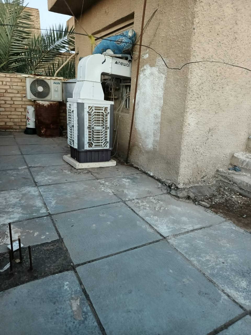 بيت مساحته ٢٧٥ حديقتين وطرمة وحمام واستقبال ومطبخ و غرفتين الطابق الاول والطابق الثاني غرفتين وحولي وحمام وسطح وسطح ثاني رقم الهاتف***********
