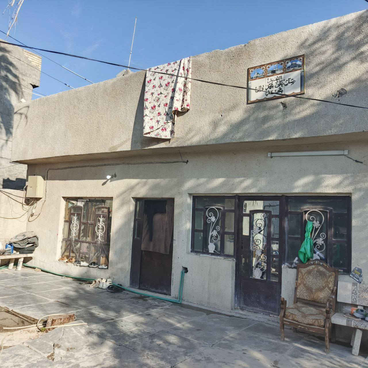 دار طابو زراعي سند 25 للبيع المساحه 320 م مع كراج كبير الموقع بجانب منطقه ابو دشير مقابل علوة الرشيد يحتوي علئ اربع غرف نوم واستقبال ضيوف كبير طوله 8امتار ومطبخ وحولي وكافه الخدمات علماً ان المنطقة تحتوي علئ مجاري وكهرباء عرض الفرع 10 امتار للاستفسار الاتصال على الرقم ***********.
