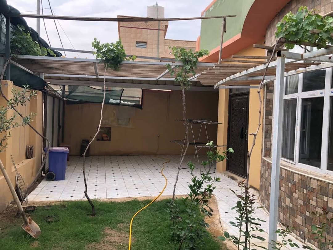 بيت للبيع  في مجمع سفير الحسين/ النجف/ الكوفة قرب الجسر الحديد(كورنيش الكوفة)

المساحة 300 م 
غرف نوم عدد2. 4x5
مطبخ 3.5x5
صاله كبيره 
استقبال6.5x4
ممرات تهويه ومنور وسطي تم تغليفه  skylights 
مسقف للسياره
حديقه كبيره مزروعه  بعناية
صحيات عدد3
المجمع جاهز  بجميع الخدمات اضافة الى نوعية الساكنين من  الناس  المميزين اجتماعيا.
السعر الكلي 235 بضمنها 45 مليون تدفع اقساط شهريه للشركة 500 الف شهريا وممكن ان تخفض الاقساط عند تحويل المعاملة للمصرف الاستثماري.
للايضاح تدفع نقدا 190 مليون والباقي اقساط 
المنشور لنفس البيت في منشور سابق من حساب اخر
ارجوا من الجادين في الشراء فقط الاتصال على ***********
