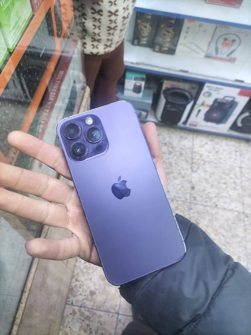 اسلام عليكم 

ايفون 14 برو ماكس 
بدل شاشه وضهر وبطاريه اصليات 
فيس ايدي شغال كلشي بي شغال تجي تفحص ملحقاته كامله 
بطاريه 100 ذاكره 256 وكدامك  ه/***********
