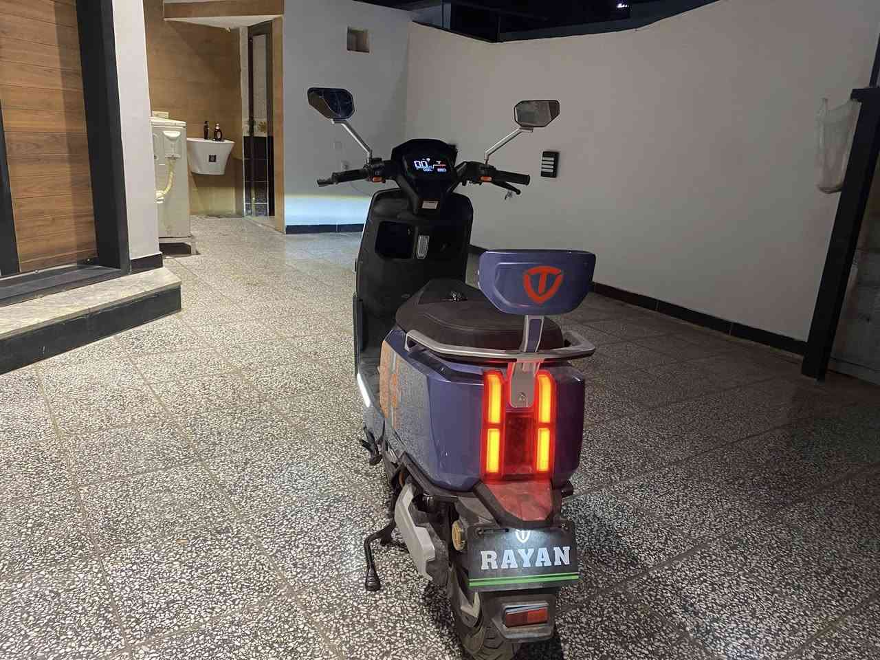 دراجة شحن ريان 25فول مواصفات
لايت لد 

3 نمر 

اوتو بارك

مثبت سرعة

نضام الاعطال يطلع بشاشة

ست بطاريات

وياها بصمتين

تمشي بلشحنة من75كيلو الى80

 بغداد*********** 

السعر 950

بيهة شخط وفطر بلحامة اليسرة بس
