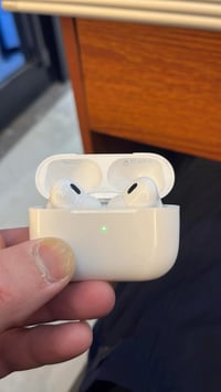 سماعات ايربود للبيع جديده صوت وعزل وشحن أسبوع وتحديد موقع ضد المآي للب...