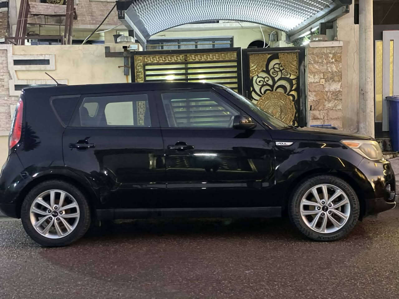 للبيع كيا صول موديل 2018 لون اسود محرك 2000 وارد امريكي ماشيه86ميل حادثها بنيد وجاملغ بدون دواخل لا لغد  ولاشاصي دعاميه خلفيه مصبوغه والاماميه ايضا مصبوغه حجر بيئه مفقود
وبالعراق الباب الخلفي بارد سياره جديده مامتعوبه
رقمها اربيل بأسم كردي عندي بيها وكاله عامه يعني التحويل يمي 
مواصفاتها معروفه تحكم ستيرن جهتين ومانع انزلاق وضعيات قياده نورمال وايكو وسبورت شاشه كبيره اصليه نظام كار بلي وكامره
نوع الكير AT محرك كير مكفولات
صور الحادث موجوده  وسونار بيها 
سعرها مناسب للاستفسار مراسله الرقم  على الواتساب +***********
