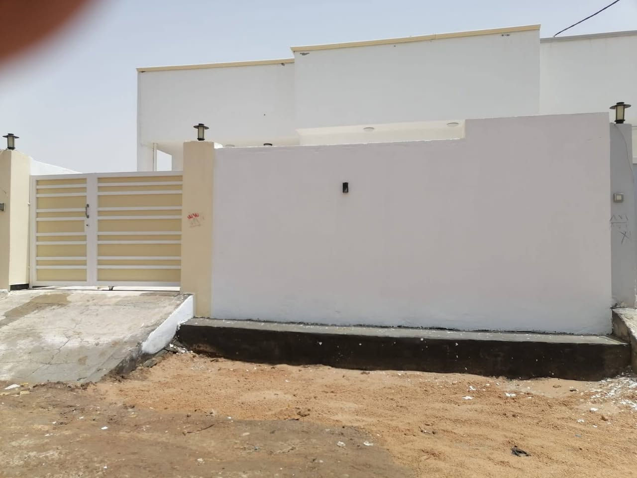 � بيت للبيع – 🏠

📏 المساحة: 190 متر
📜 النوع: زراعي – سند 25

📍 الموقع: البيت حولي الجامعة، الفرع المقابل لغسل غريب الطوس

💎 مواصفات البيت:

 • ٢ غرف نوم 
 • صالة 
 • مطبخ 
 • استقبال 
 • مجمع صحيات
 • ٢ مناور للتهوية والإضاءة

✨ بناء حديث 
موقع قريب من جميع الخدمات والجامعة

📞 للاستفسار:
مكتب المحيط لبيع وشراء العقار
📍 الديوانية – شارع الحولي – خلف جامعة القادسية – قرب غسل غريب الطوس
📱 *********** – ***********
💬 متاح أيضًا عبر الواتساب
