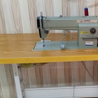 ماكنة خياطة • شبه جديد • مع ميز