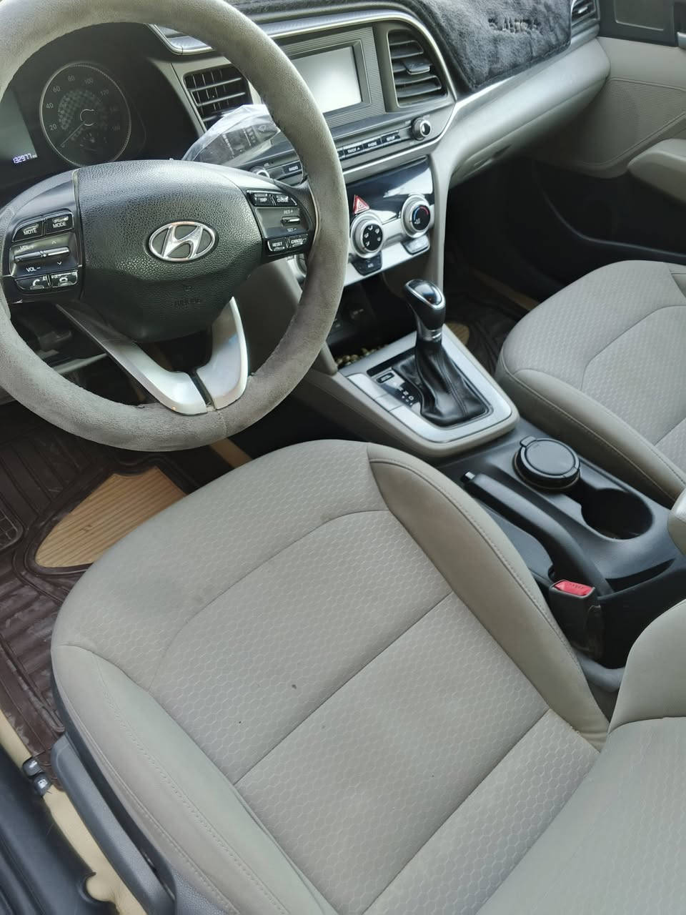 السلام عليكم
للبيع هونداي انترى
وارد امريكي 
موديل 2019
حادث قبق جنطه وجملغ خلفي
محرك الفين دوش 
نص مواصفات 
رقم بغداد
مكان السياره بابل الاسكندريه
السعر125وبيه مجال 
التفاصيل أزيد ***********
***********
