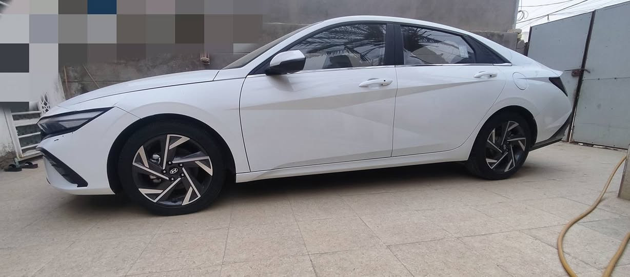 النترا للبيع موديل 2024 محرك 1500 دبل نوزل فول مواصفات ميحتاج اذكرها  ماشيه 39 الف بيها اصبعين من الجاملغ والبنيد موضح ب الصوره الباقي مكفول من كلشي سياره نظيفه  ع ايدي اخذتها زيرو السعر 134$ ***********
