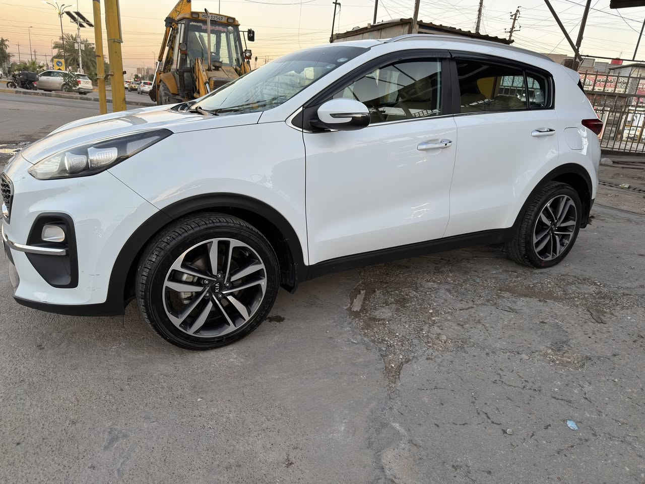 سلام عليكم كيا سبورتج 2021 خليجي رقم اربيل الجديد 
فول مواصفات ماعده البانوراما 
بصمه 
تشغيل عن بعد 
شاشه جبيره 
انضمة قياده وترحيب 
تبريد بيانو قطعتين 
كشنات جلد ومغلفه جلد 
كشنات كهرباء 
مري شفط 
كامره خلفيه دواره 
حساسات امامي خلفي 
لد نهاري امامي 
كشافات ضباب خلفي 
ويل حجم 19 بلادي السياره 
مكينه 2000 دوش 
السياره مكفوله وجديده ماشيه 45 الف السعر 197 وبيه مجال *********** مكانه بغداد الشعب
